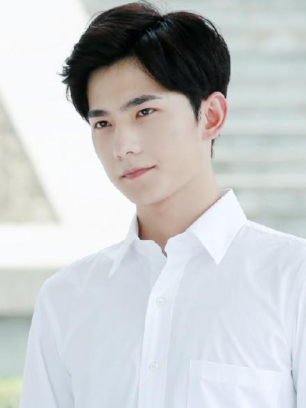 杨洋|偶遇杨洋陪父母逛奢侈品店，杨母罕见露面被赞气质出众