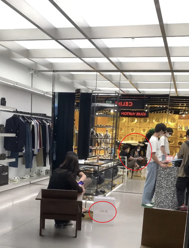 杨洋|偶遇杨洋陪父母逛奢侈品店，杨母罕见露面被赞气质出众