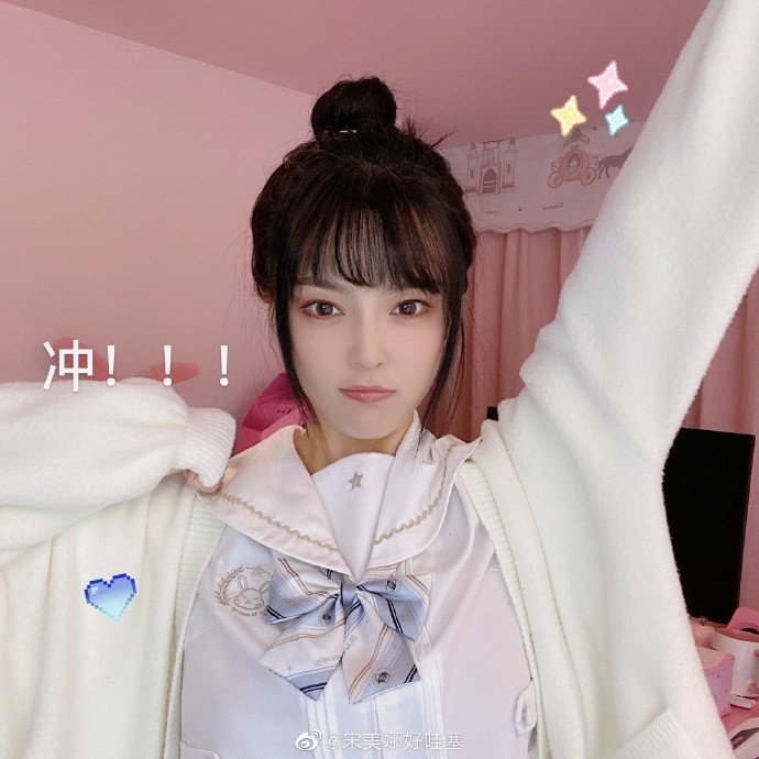 王思聪|王思聪新女友最新写真，扎丸子头齐刘海，甜美清纯可人惹人爱