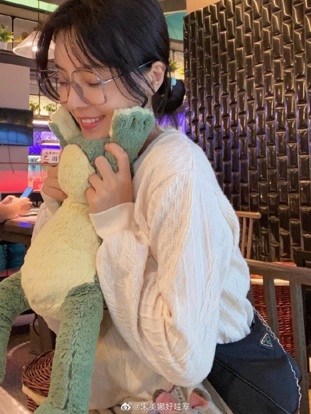 王思聪|王思聪新女友最新写真，扎丸子头齐刘海，甜美清纯可人惹人爱