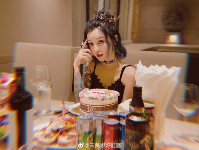 王思聪|王思聪新女友最新写真，扎丸子头齐刘海，甜美清纯可人惹人爱