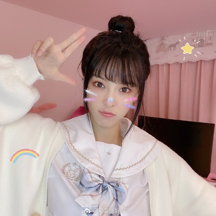 王思聪|王思聪新女友最新写真，扎丸子头齐刘海，甜美清纯可人惹人爱