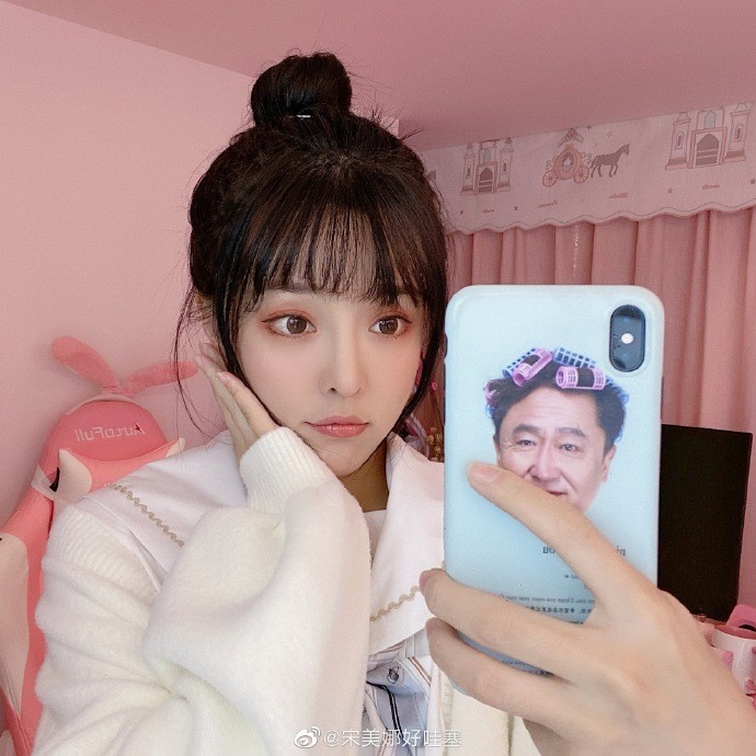 王思聪|王思聪新女友最新写真，扎丸子头齐刘海，甜美清纯可人惹人爱