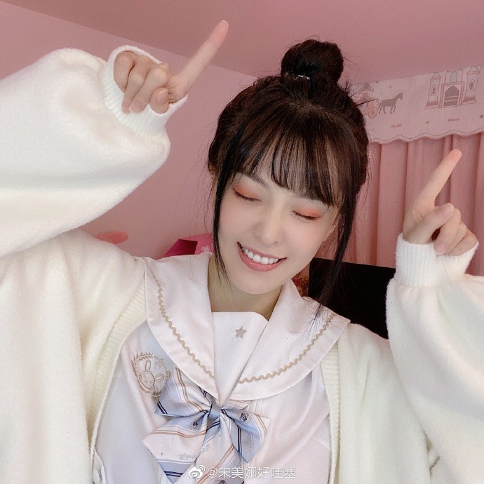 王思聪|王思聪新女友最新写真，扎丸子头齐刘海，甜美清纯可人惹人爱