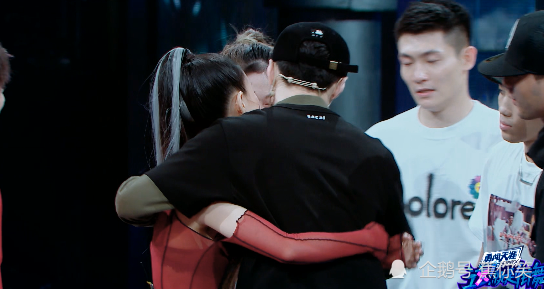 王一博|王一博含泪淘汰小鸡哥，程薇霖控诉张艺兴：队长把我喂胖了