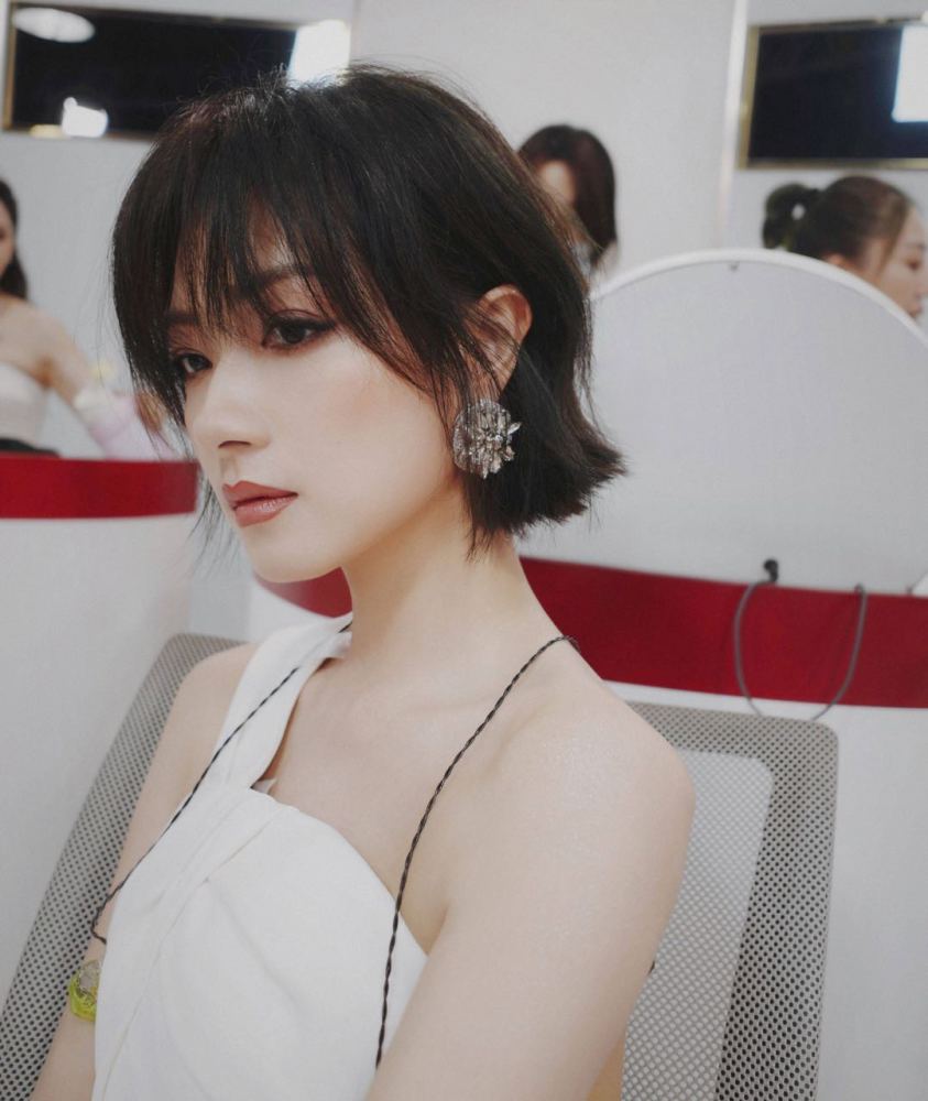 万茜|万茜不愧皇族资源优势凸显，将和何炅演歌舞剧，而新剧也将开拍