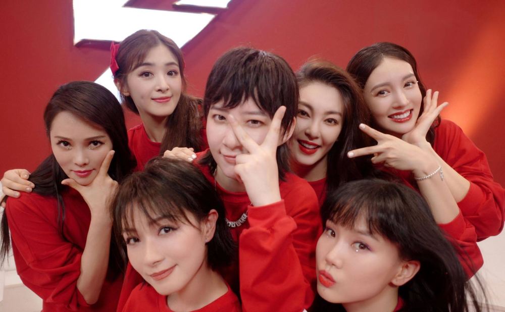 万茜|万茜不愧皇族资源优势凸显，将和何炅演歌舞剧，而新剧也将开拍