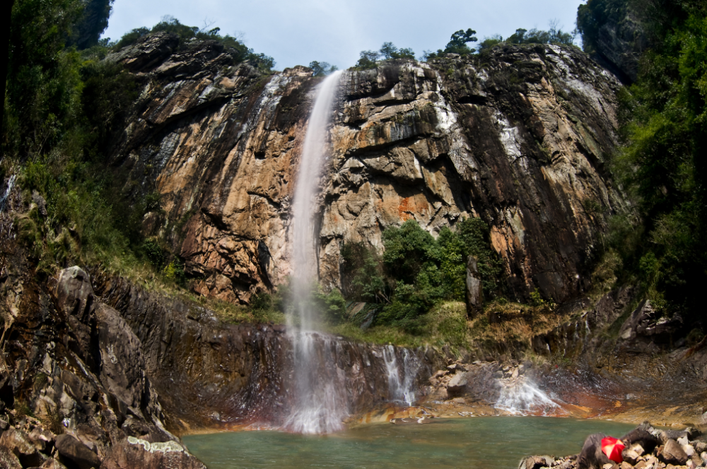 马尾坑飞瀑位于龙泉市住龙镇建明村.
