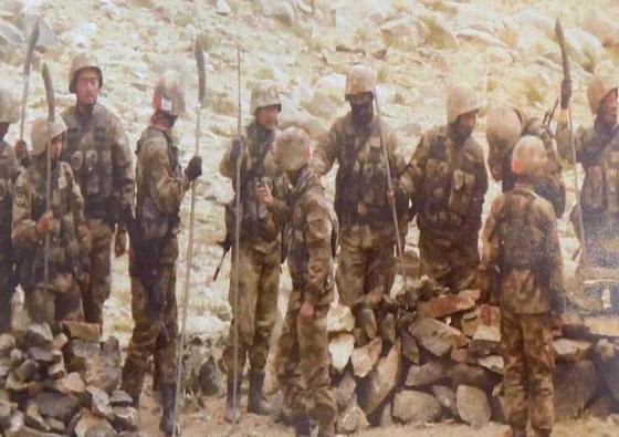 中印边境罕现"偃月刀","狼牙棒",中印对峙,冷兵器发挥大作用_腾讯新闻