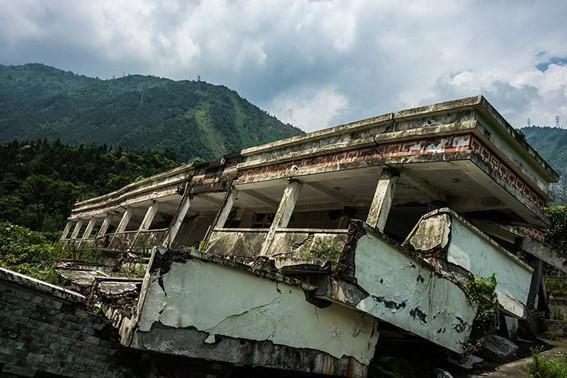 心态决定人生曾经在地震中救人的小英雄为何会走上不归路
