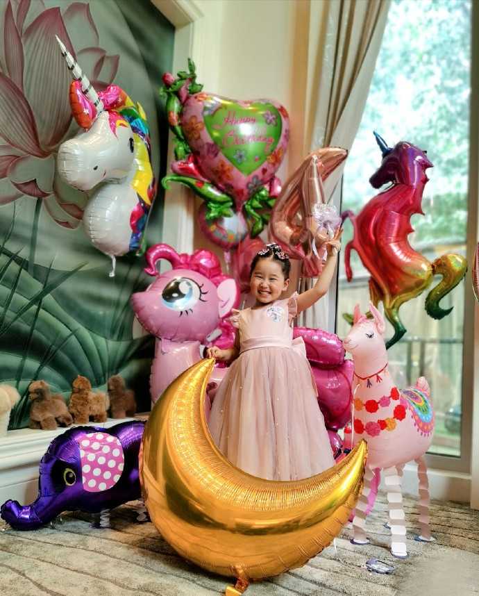 赵文卓|赵文卓夫妇庆小女儿满4岁，一家四口幸福温馨，子月戴超大红宝石