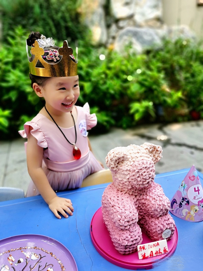 赵文卓|赵文卓夫妇庆小女儿满4岁，一家四口幸福温馨，子月戴超大红宝石