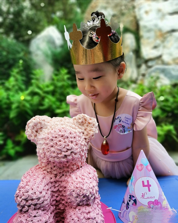 赵文卓|赵文卓夫妇庆小女儿满4岁，一家四口幸福温馨，子月戴超大红宝石