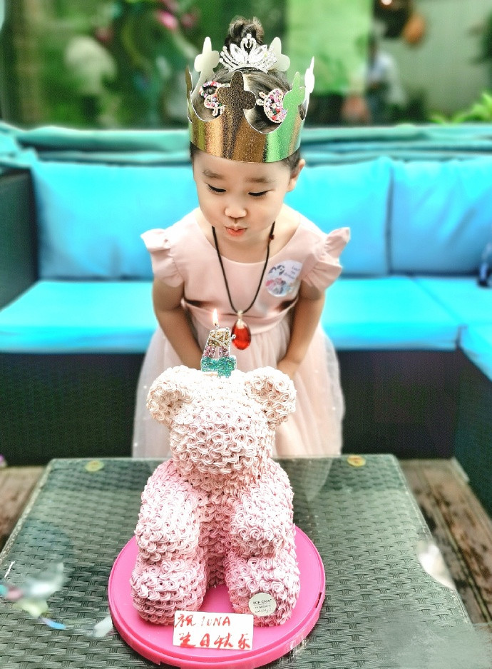 赵文卓|赵文卓夫妇庆小女儿满4岁，一家四口幸福温馨，子月戴超大红宝石