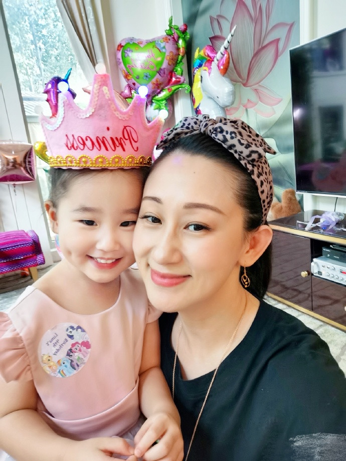 赵文卓|赵文卓夫妇庆小女儿满4岁，一家四口幸福温馨，子月戴超大红宝石