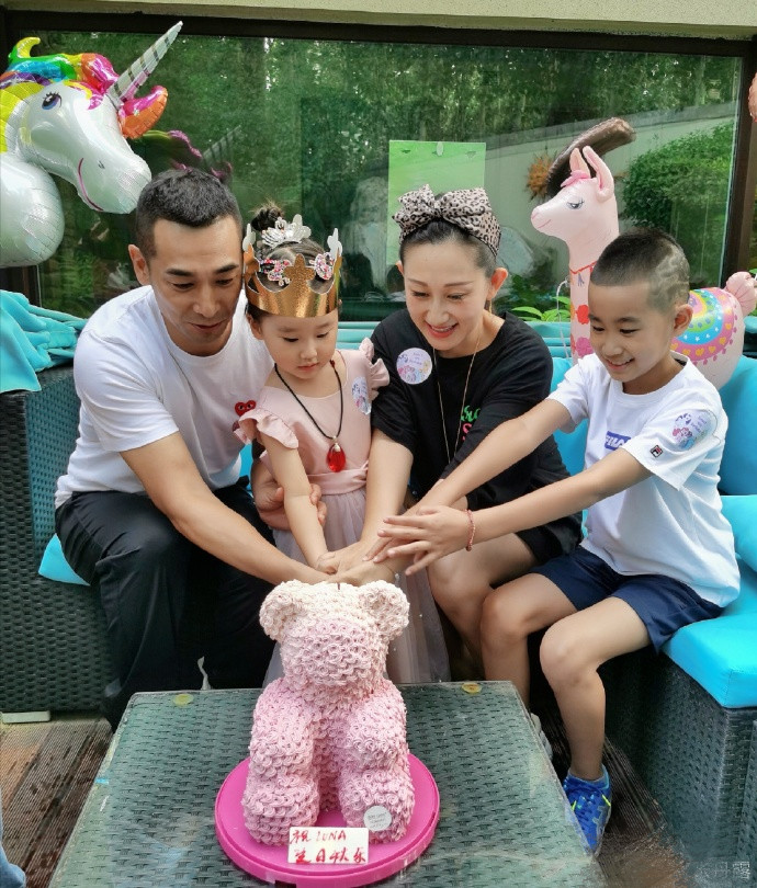 赵文卓|赵文卓夫妇庆小女儿满4岁，一家四口幸福温馨，子月戴超大红宝石