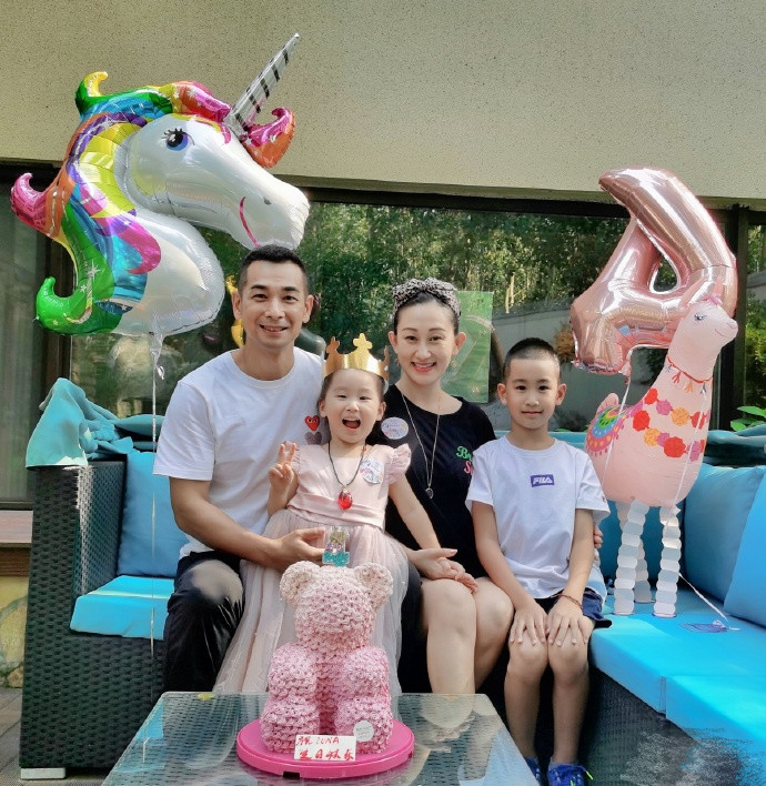 赵文卓|赵文卓夫妇庆小女儿满4岁，一家四口幸福温馨，子月戴超大红宝石