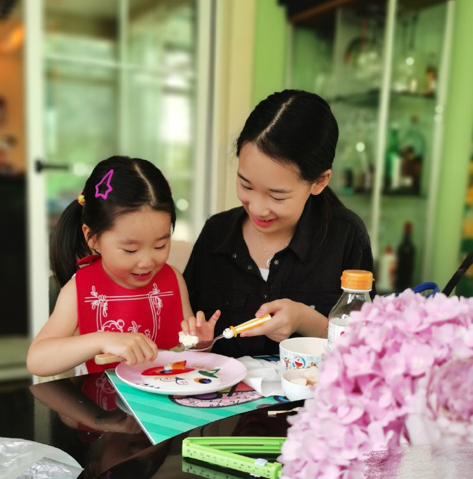 赵文卓|赵文卓夫妇庆小女儿满4岁，一家四口幸福温馨，子月戴超大红宝石