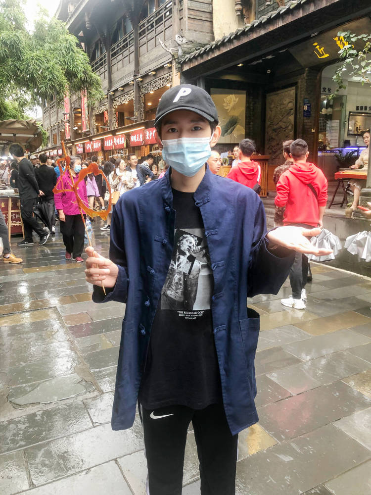 王源|王源成都一日游，戴价值3000万戒指参加晚宴，四天飞三趟，好辛苦