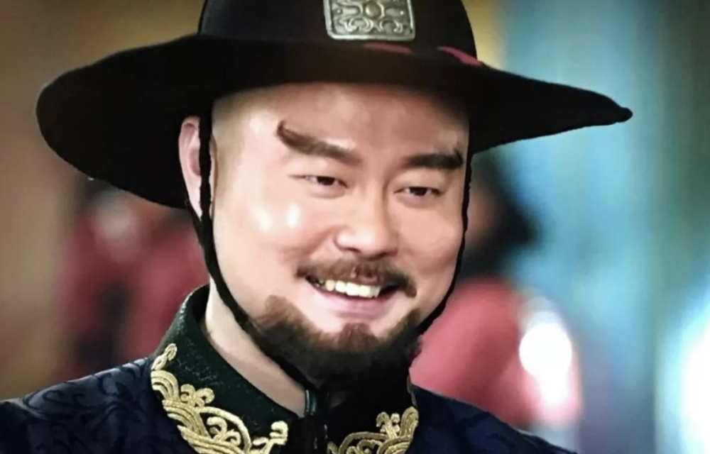 魏翔|魏翔：21岁服役武警，被沈腾发掘后，逆袭成了喜剧奇才