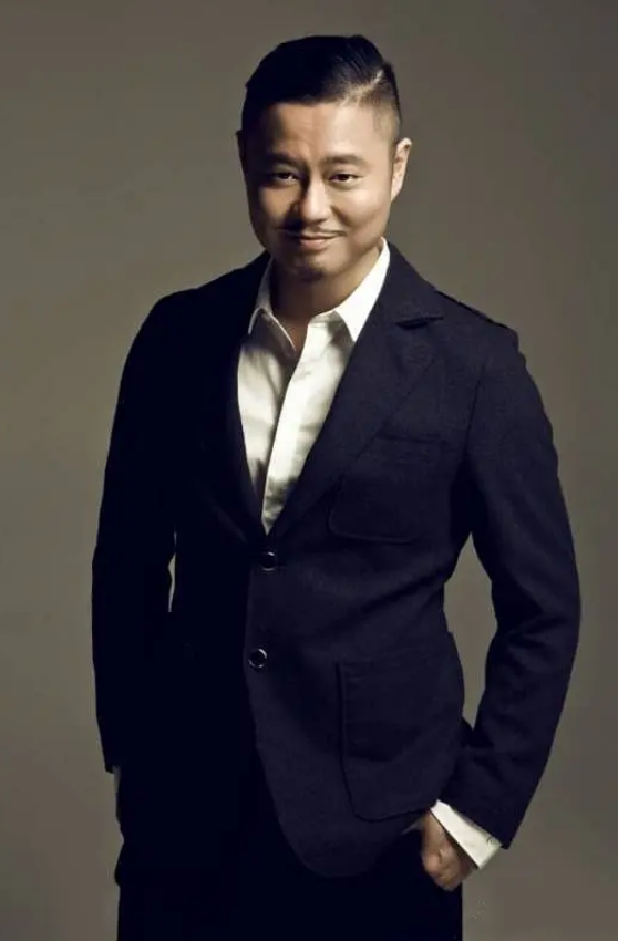 魏翔|魏翔：21岁服役武警，被沈腾发掘后，逆袭成了喜剧奇才