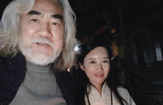 张纪中|张纪中晒结婚证力破谣言，妻子杜星霖怒怼网友：别太心理阴暗