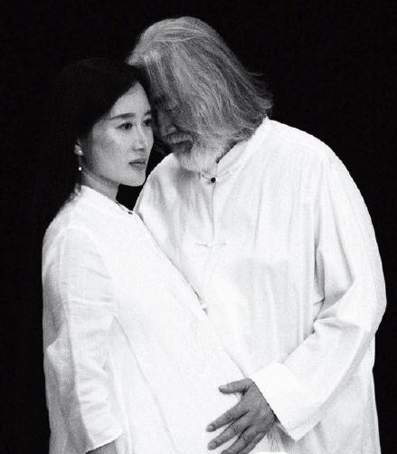 张纪中|张纪中晒结婚证力破谣言，妻子杜星霖怒怼网友：别太心理阴暗