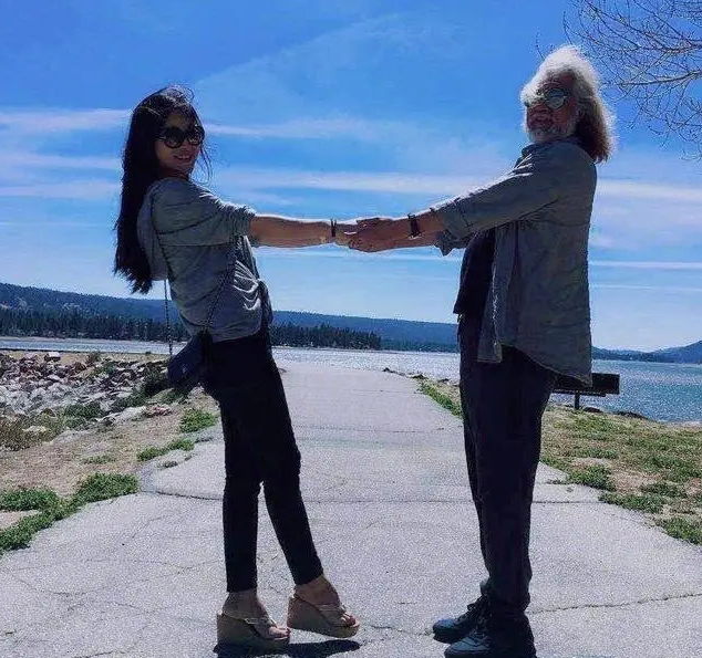张纪中|张纪中晒结婚证力破谣言，妻子杜星霖怒怼网友：别太心理阴暗