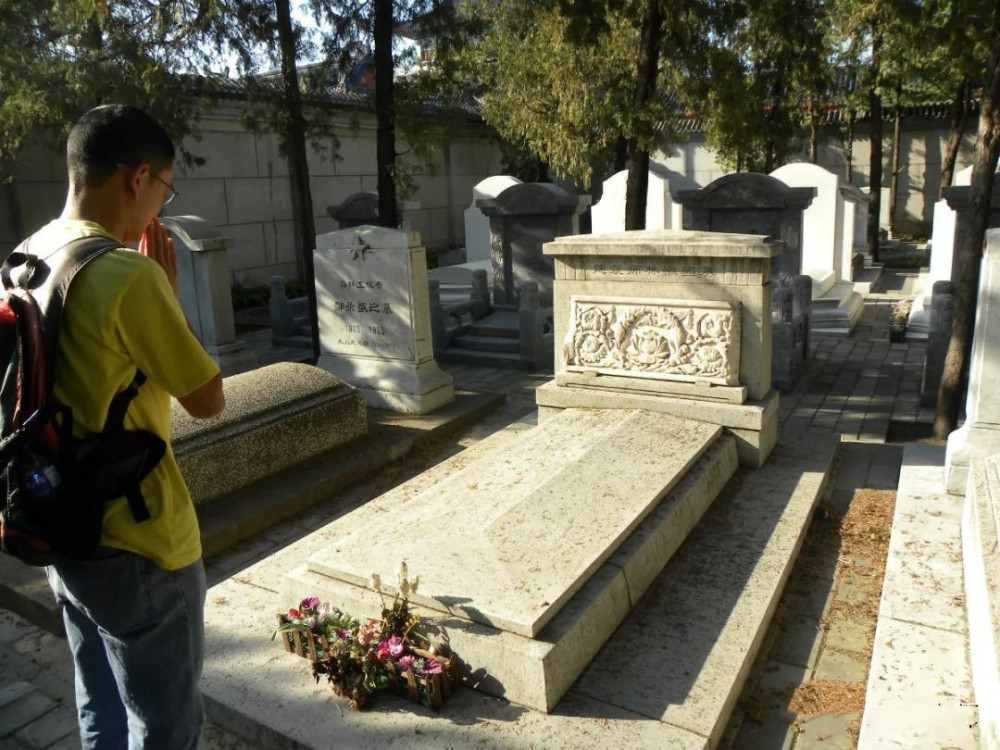 八宝山|北京八宝山公墓，哪些人有资格安葬这里？那么谁的墓地被祭拜的最多？