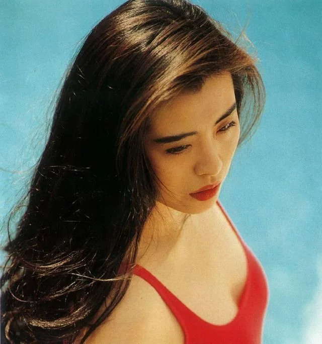 53岁王祖贤与男性逛街被偶遇打扮朴素发福明显