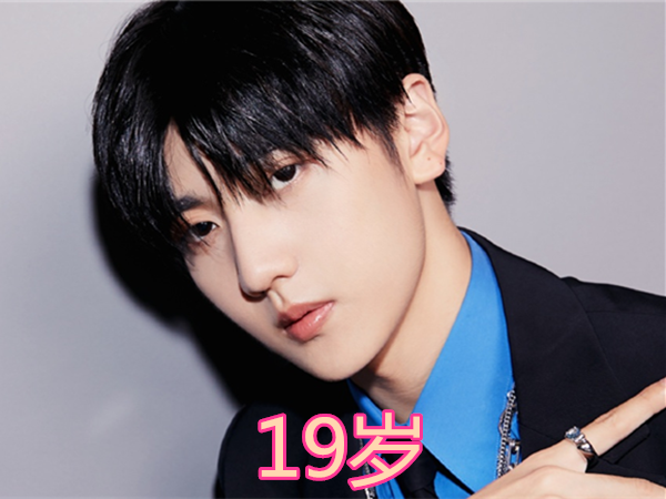 組合中忙內都多大年齡黃明昊18歲焉栩嘉19歲而她比pd竟比還大