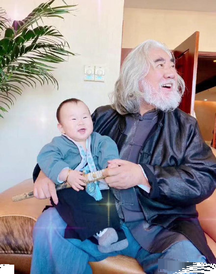 张纪中|张纪中承认二婚，快要当爷爷的年纪，人家却还在生娃！