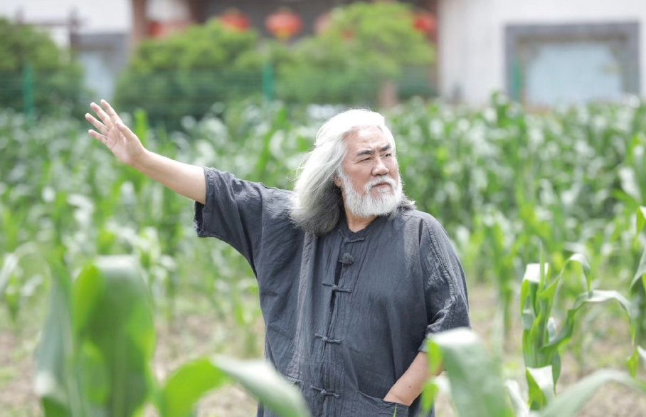 张纪中|张纪中承认二婚，快要当爷爷的年纪，人家却还在生娃！