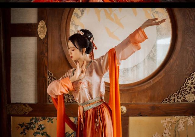 古诗|从薛涛的三首古诗看女人眼中的好衣服：材质好、款式新、穿上漂亮