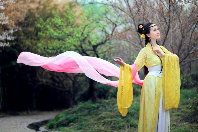 古诗|从薛涛的三首古诗看女人眼中的好衣服：材质好、款式新、穿上漂亮