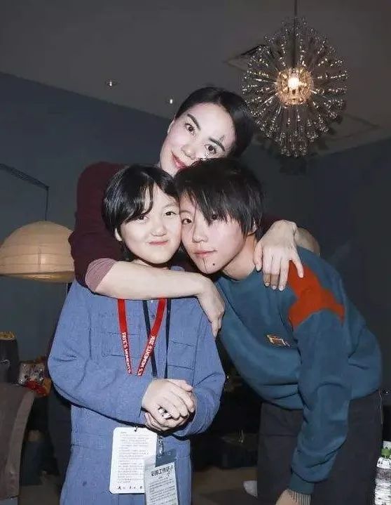 李嫣|李嫣正脸近照，嘴唇已看不出疤痕，像极了年轻时的王菲