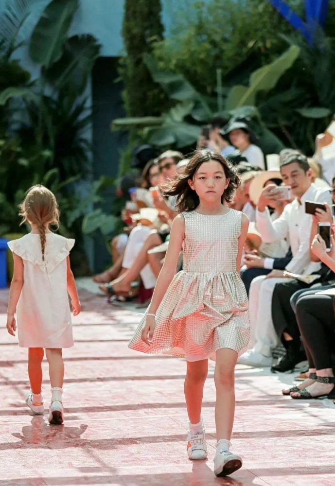 李嫣|李嫣正脸近照，嘴唇已看不出疤痕，像极了年轻时的王菲