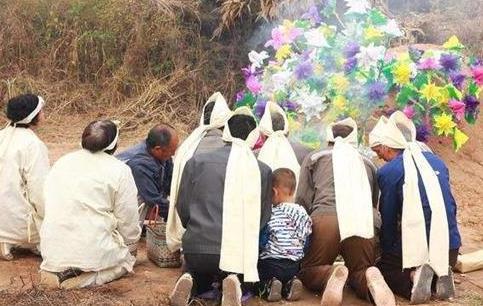 俗语|俗语：“雨打坟，出贵人；雨打棺，财人疏”什么意思？老祖宗的忠告