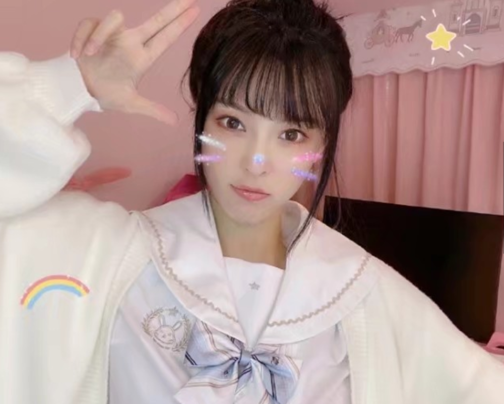 王思聪|懒理与王思聪绯闻，宋美娜晒美照，扎丸子头呆萌青春