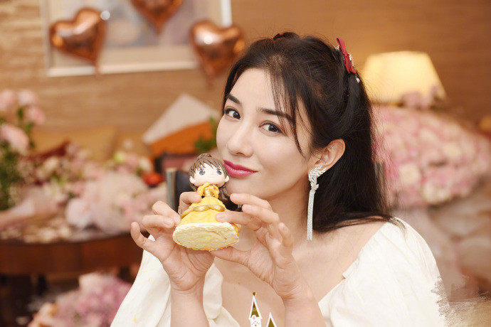 黄奕|黄奕晒照庆祝44岁生日，甜笑比心少女感十足，被鲜花簇拥美若仙子