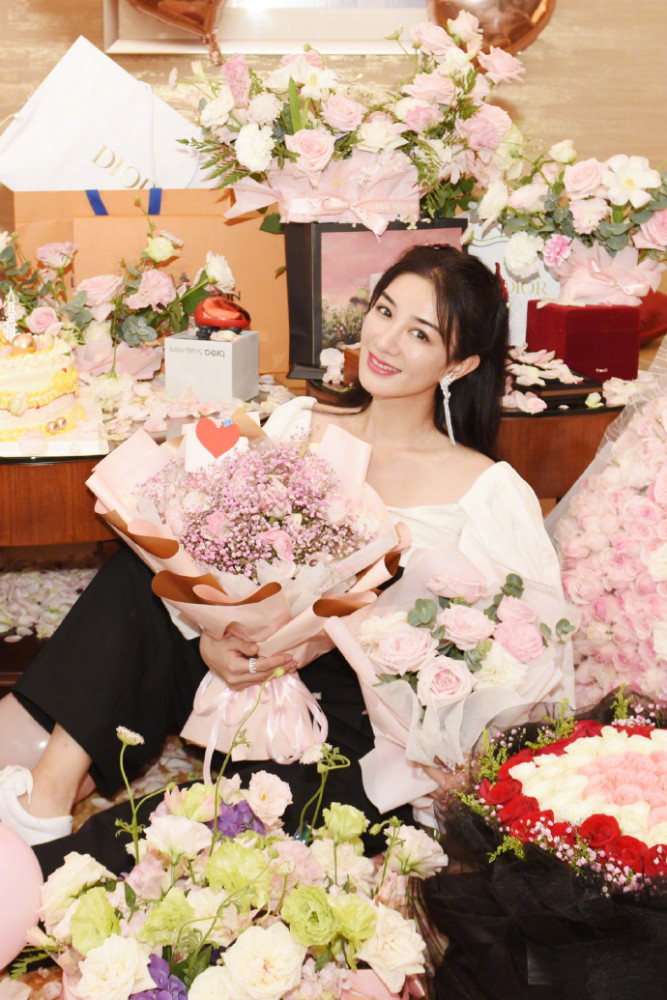 黄奕|黄奕晒照庆祝44岁生日，甜笑比心少女感十足，被鲜花簇拥美若仙子