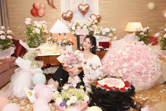 黄奕|黄奕晒照庆祝44岁生日，甜笑比心少女感十足，被鲜花簇拥美若仙子