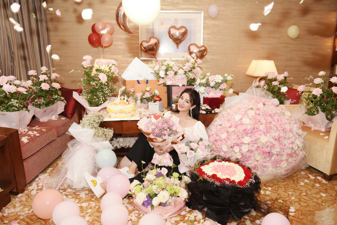 黄奕|黄奕晒照庆祝44岁生日，甜笑比心少女感十足，被鲜花簇拥美若仙子