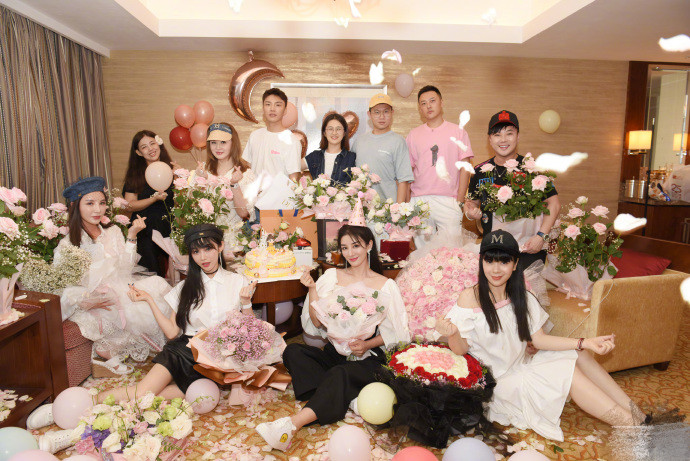 黄奕|黄奕晒照庆祝44岁生日，甜笑比心少女感十足，被鲜花簇拥美若仙子