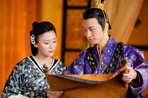 李易峰|成毅连播两剧上升快，继李易峰之后，欢瑞捧出下一位一哥有多难？