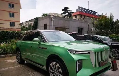 红旗库里南抵达4s店30色氛围灯水晶档杆实车更奢华