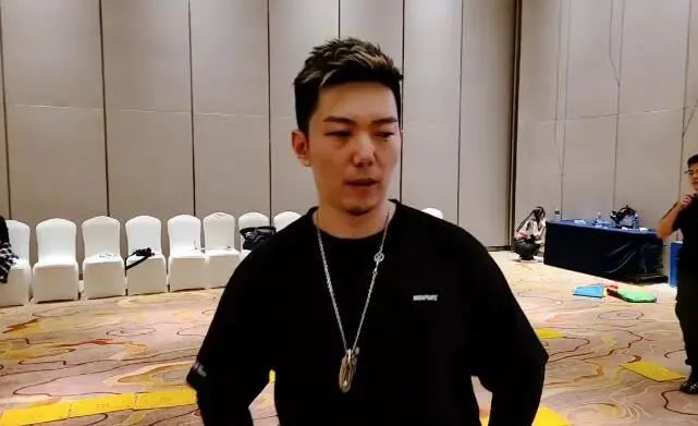 斗鱼小王哥搞团建活动直播开玩国王游戏网友指互动太低俗