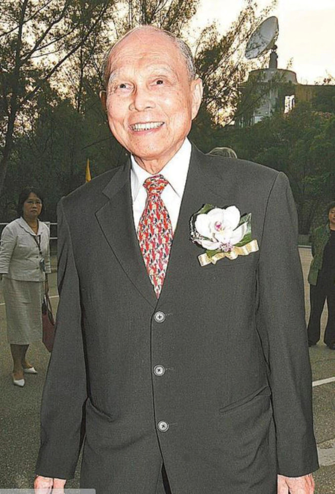 霍老太设灵朱玲玲与儿子牵手送别前婆婆霍启刚仨孩子提前离开一脸好奇