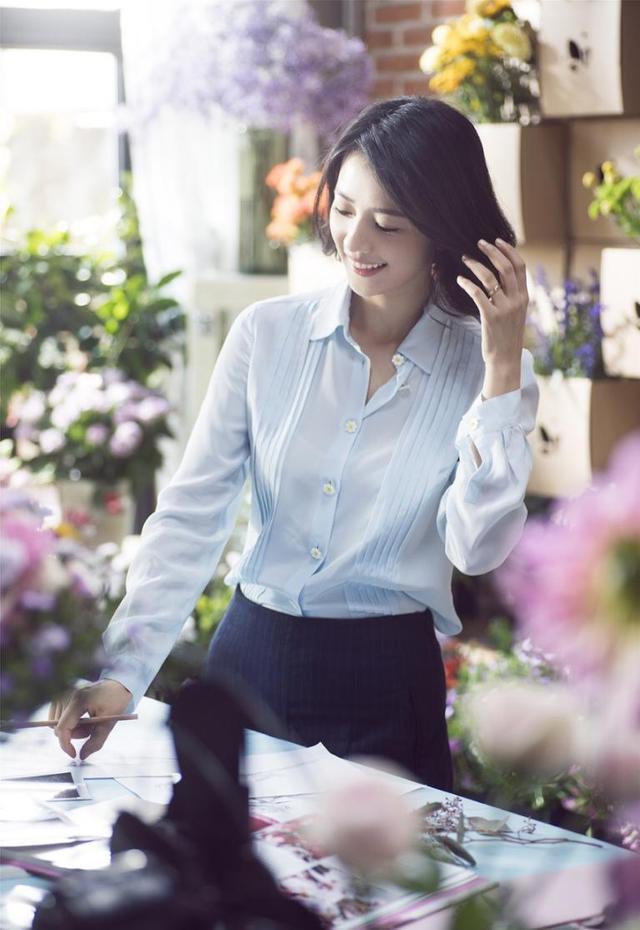 高圆圆气质没谁了朴素的衬衫这么搭优雅又贵气真高级