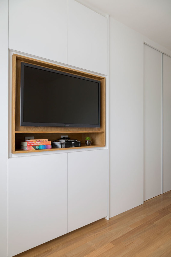 将电视嵌入在衣柜上,这是卧室的一大亮点,比直接悬挂在墙上要好看